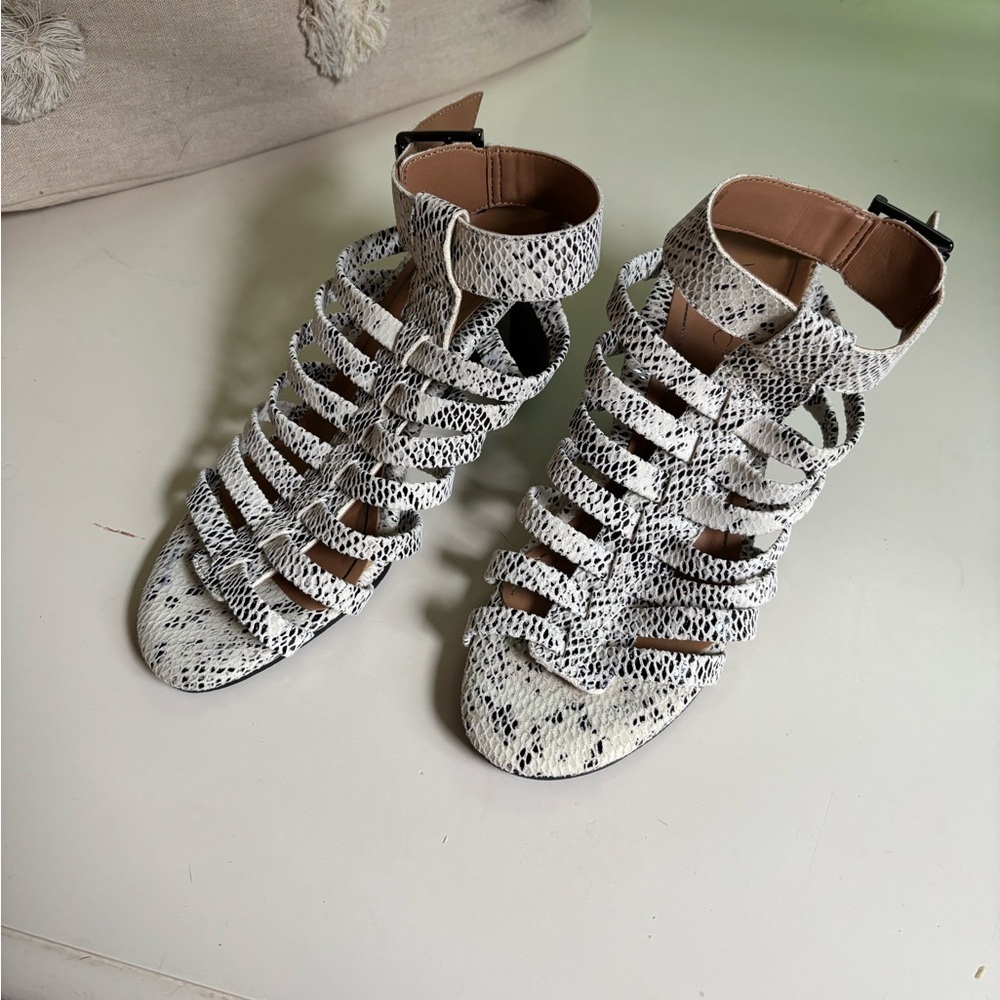 Earthies snakeskin leather heels size 8.5